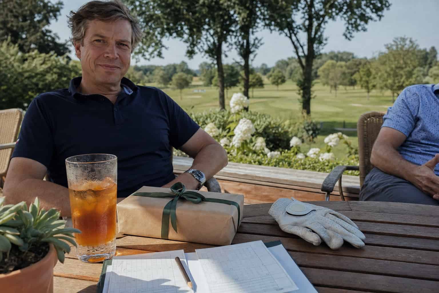 Verpacktes Geschenk auf einem Tisch der Clubhausterrasse am Golfplatz